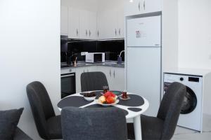 - une cuisine avec une table et un bol de fruits dans l'établissement ArtLife apartments (VAN GOGH), à Alanya