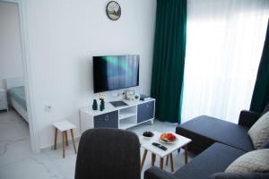 uma sala de estar com um sofá e uma televisão em ArtLife apartments (VAN GOGH) em Alanya