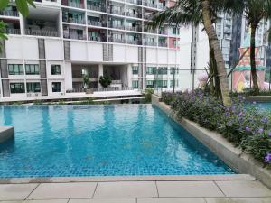 een zwembad voor een gebouw bij I-Suite Block B [2r2b] # I-City [ Free Wifi + Parking ] in Shah Alam
