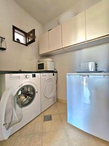 uma máquina de lavar e secar roupa branca num quarto em Villa Ava Kotor em Kotor