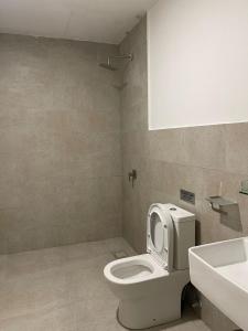 ein Badezimmer mit einem weißen WC und einem Waschbecken in der Unterkunft Husfa Mahkota Valley Studio Suite in Kuantan