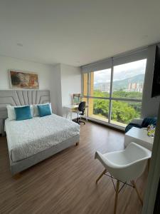 ein Schlafzimmer mit einem Bett und einem großen Fenster in der Unterkunft Luxury apartment in Armenia