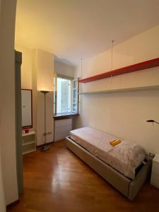 1 dormitorio con 1 cama y TV en PM 2 Via Scano Guest House B, en Sassari
