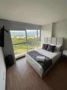 ein Schlafzimmer mit einem großen Bett und einem großen Fenster in der Unterkunft Luxury apartment in Armenia