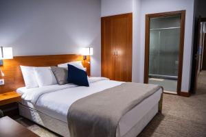 Säng eller sängar i ett rum på Parwar Hotel