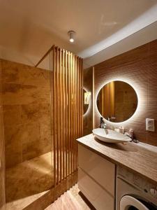 La salle de bains est pourvue d'un lavabo et d'une douche. dans l'établissement Pepite Coeur 7ème Tout Confort - Clim - Parking, à Marseille