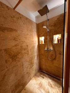 La salle de bains est pourvue d'une douche avec une porte en verre. dans l'établissement Pepite Coeur 7ème Tout Confort - Clim - Parking, à Marseille