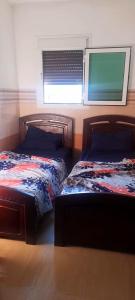 - 2 lits installés l'un à côté de l'autre dans une chambre dans l'établissement Tanja tanger طنجة العالية, à Tanger