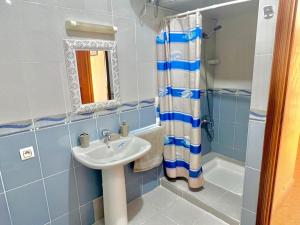La salle de bains est pourvue d'un lavabo et d'une douche. dans l'établissement Tanja tanger طنجة العالية, à Tanger