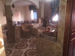 - un salon avec un canapé et une table dans l'établissement Tanja tanger طنجة العالية, à Tanger