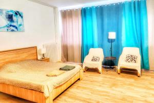 - une chambre avec un lit et deux chaises dans l'établissement ATTIKI metro 200m Cooking and laundry Comfort and convenience, à Athènes