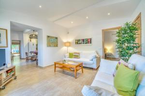 a living room with a couch and a tv at Ideal Property Mallorca - Can Davero in Binissalem