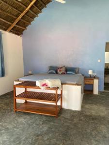 um quarto com uma cama num quarto em Kokopelli Bungalows em Nungwi