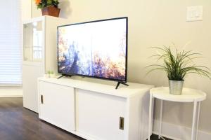 En tv och/eller ett underhållningssystem på Luxury Dilworth 1BR ◉ Near Food, Shops & Greenway