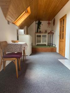 una cucina con tavolo e frigorifero di Apartmán pod Boubínem a Šumavské Hoštice
