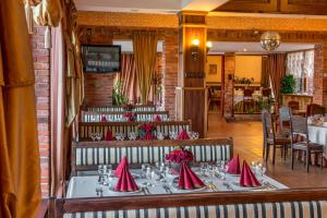un restaurante con una mesa con servilletas rojas. en Motelis SMAKŲ SMAKAS en Šiauliai