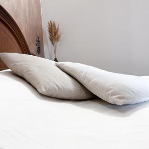 poduszkę siedzącą na łóżku w obiekcie Vinciguerra Central House Tuscany w mieście Altopascio