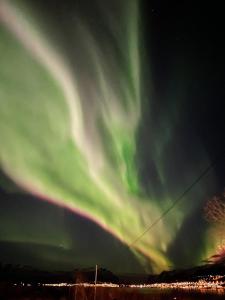 un'immagine dell'aurora boreale nel cielo di Modern apartment nearby city centrum a Tromsø