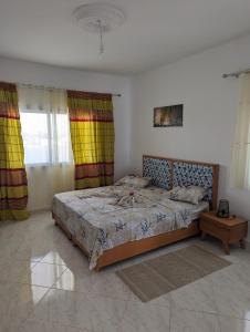 ein Schlafzimmer mit einem großen Bett in einem Zimmer in der Unterkunft NN Residence Tabarka in Tabarca