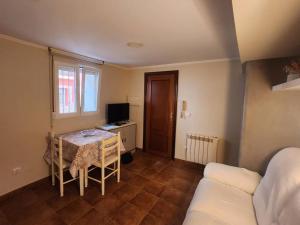 a small room with a table and a bed at El Apartamento in Ateca
