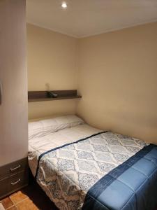 ein kleines Schlafzimmer mit einem Bett in einem Zimmer in der Unterkunft El Apartamento in Ateca