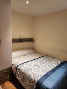 a small bedroom with a bed in a room at El Apartamento in Ateca