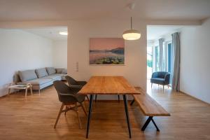 uma sala de estar com uma mesa e um sofá em Im Mondseeland em Innerschwand