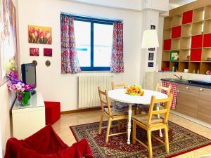 Una cocina y un comedor con mesa y sillas. en Loft Bergamo Casa Vacanze, en Bérgamo