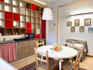 Una cocina y un comedor con mesa y sillas. en Loft Bergamo Casa Vacanze, en Bérgamo