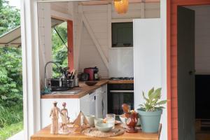 Cuisine ou kitchenette dans l'établissement Lodge traditionnel et sa piscine vue mer