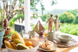 une table avec de la nourriture et des figurines en haut dans l'établissement Lodge traditionnel et sa piscine vue mer, à Gallochat