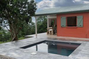 Piscine de l'établissement Lodge traditionnel et sa piscine vue mer ou située à proximité