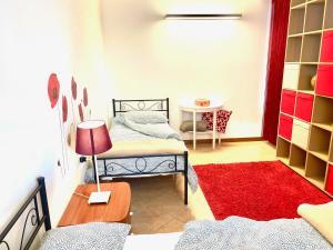 1 dormitorio con 2 camas y alfombra roja en Loft Bergamo Casa Vacanze, en Bérgamo