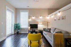 een woonkamer met een bank en een gele stoel bij Queen Bed in Dilworth ◈ Shopping ◈ Restaurants in Charlotte