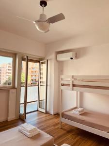 een kamer met 2 stapelbedden en een plafondventilator bij Luxury apartment Balduina - Casa di Irene in Rome
