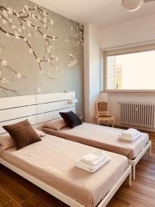 羅馬的住宿－Luxury apartment Balduina - Casa di Irene，一间卧室设有两张床和窗户。