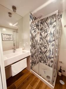 een badkamer met een douche en een wastafel bij Luxury apartment Balduina - Casa di Irene in Rome