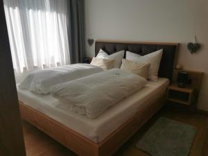 A bed or beds in a room at Das Wipferl - Dein Nest in den Bergen