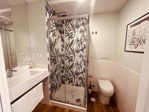 een badkamer met een douche, een toilet en een wastafel bij Luxury apartment Balduina - Casa di Irene in Rome