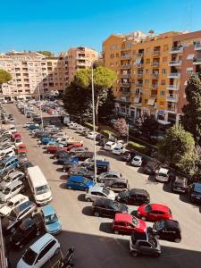 een parkeerplaats vol auto's in een stad bij Luxury apartment Balduina - Casa di Irene in Rome