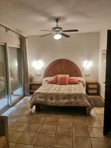 Schlafzimmer mit einem Bett und einem Deckenventilator in der Unterkunft Finca Marchequivir in Bernia