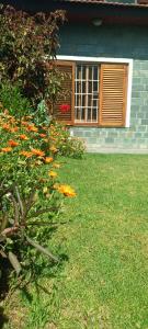 un giardino fiorito di fronte a una casa di Casa Olivia- Alojamiento con piscina - Aeropuerto Ezeiza a Ezeiza