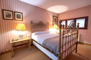 クエンカにあるHotel Rural Victoria by Bossh! Hotelsのベッドルーム1室(ベッド1台、ランプ2つ付きのテーブル付) +105枚の写真