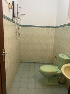 Mal villa في يوناواتونا: حمام به مرحاض أخضر ومغسلة
