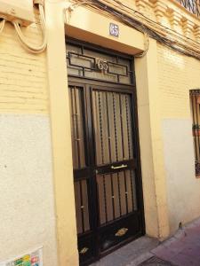 una puerta negra con la de un edificio en El Coqueto de Vallecas, en Madrid