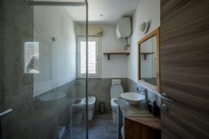 Ένα μπάνιο στο Ocean View Junior Suite Tatu ZanzibarHouses +21 φωτογραφίες