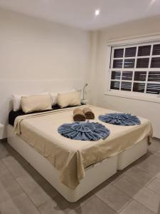 1 dormitorio con 1 cama grande y 2 toallas. en Parque Albatros 118, en San Miguel de Abona