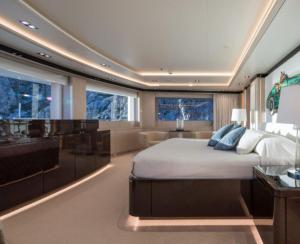 徳島市にあるLuxury Yacht Travelsの広いベッドルーム(ベッド1台付)、キッチンが備わります。
