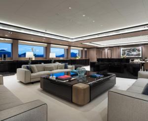 sala de estar con sofá y mesa en Luxury Yacht Travels, en Tokushima
