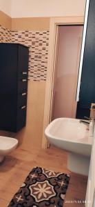 Et badeværelse på mono polis apartment + 13 billeder